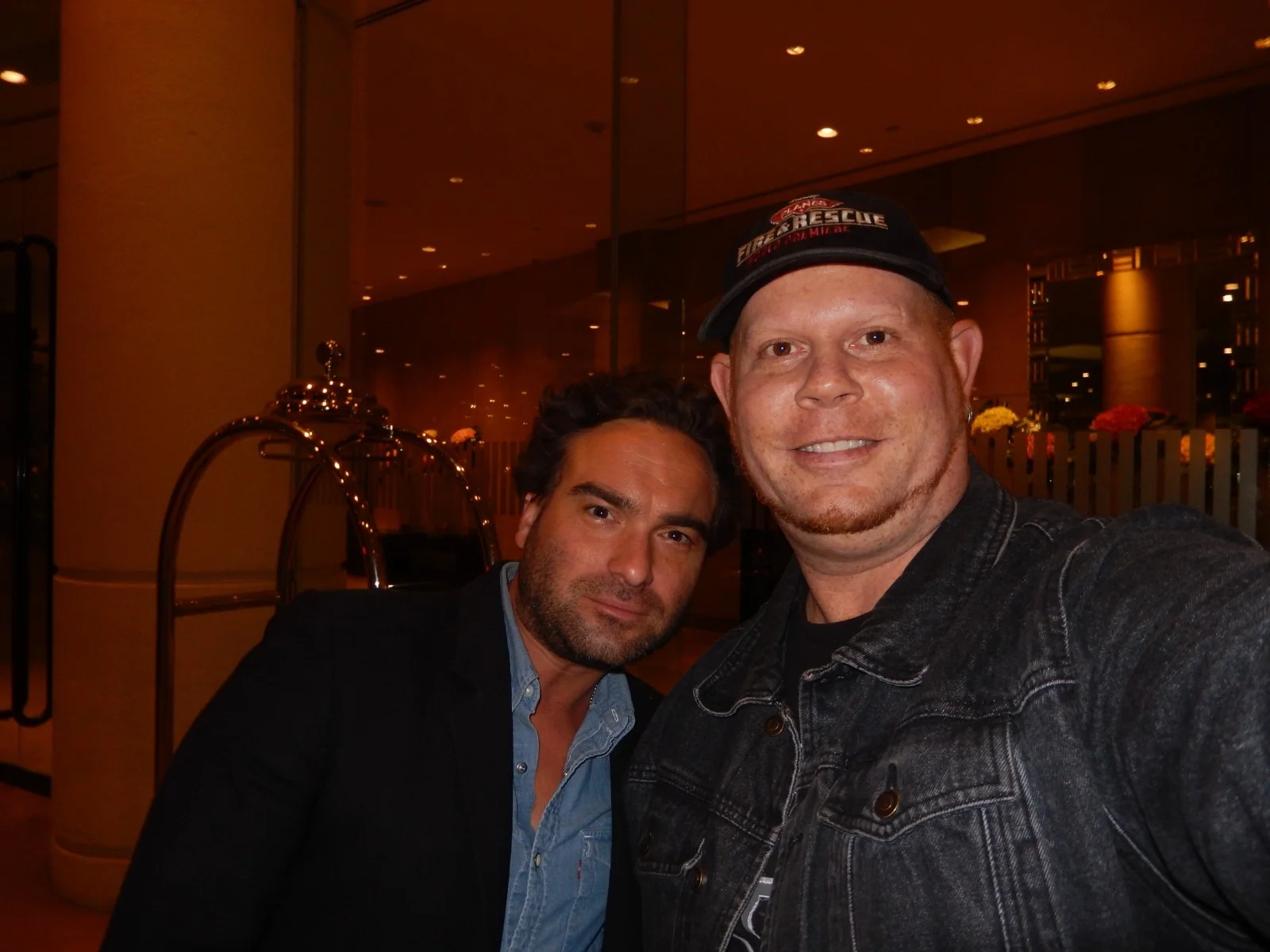 JOHNNY GALECKI — Johnny Galecki The Big Bang Theory matted signed index card with photo 11x17 #1, изображение 4