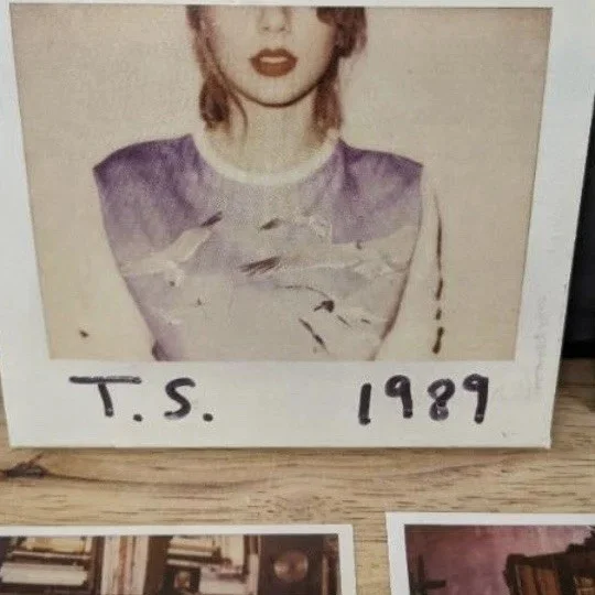 HUGE VINTAGE Taylor Swift 1989 CD with Collectible Photos And Details., изображение 2