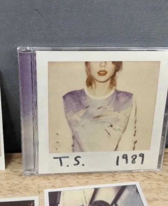 HUGE VINTAGE Taylor Swift 1989 CD with Collectible Photos And Details., изображение 5
