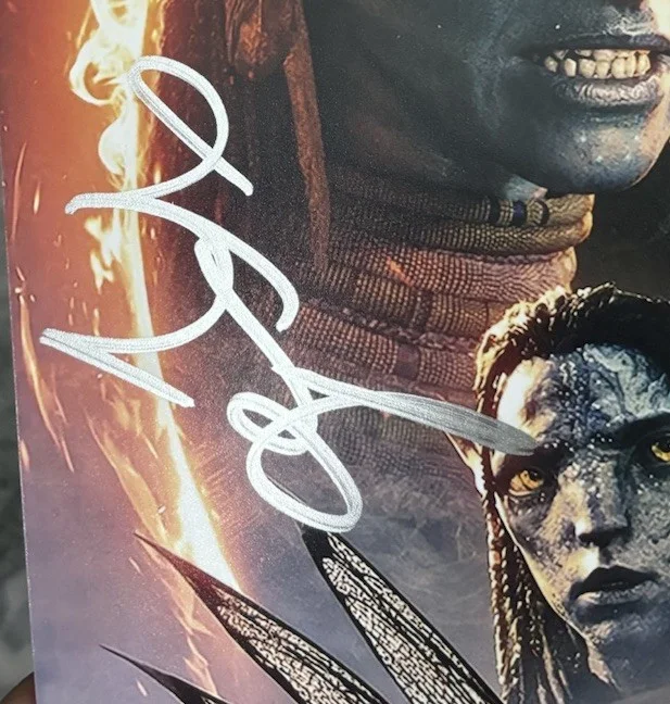 Zoe Saldana Signed 12x18 Photo Avatar Fire And Ash Neytiri, изображение 2