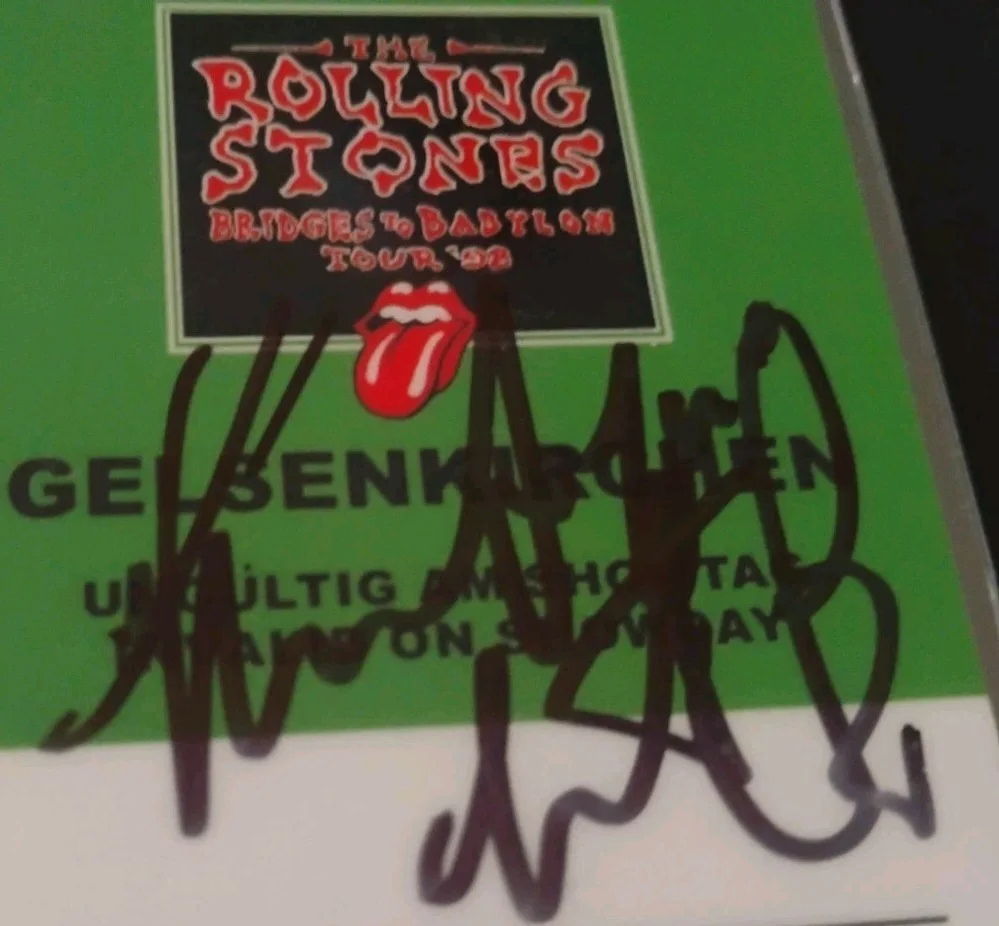 CHARLIE WATTS — CHARLIE WATTS ROLLING STONES DRUMS SIGNED AUTOGRAPH BRIDGES TO BABYLON TOUR PASS, изображение 2