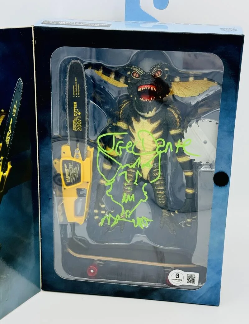 JOE DANTE — JOE DANTE SIGNED GREMLINS ULTIMATE STRIPE NECA FIGURE W/SKETCH AUTOGRAPH BAS J89, изображение 2
