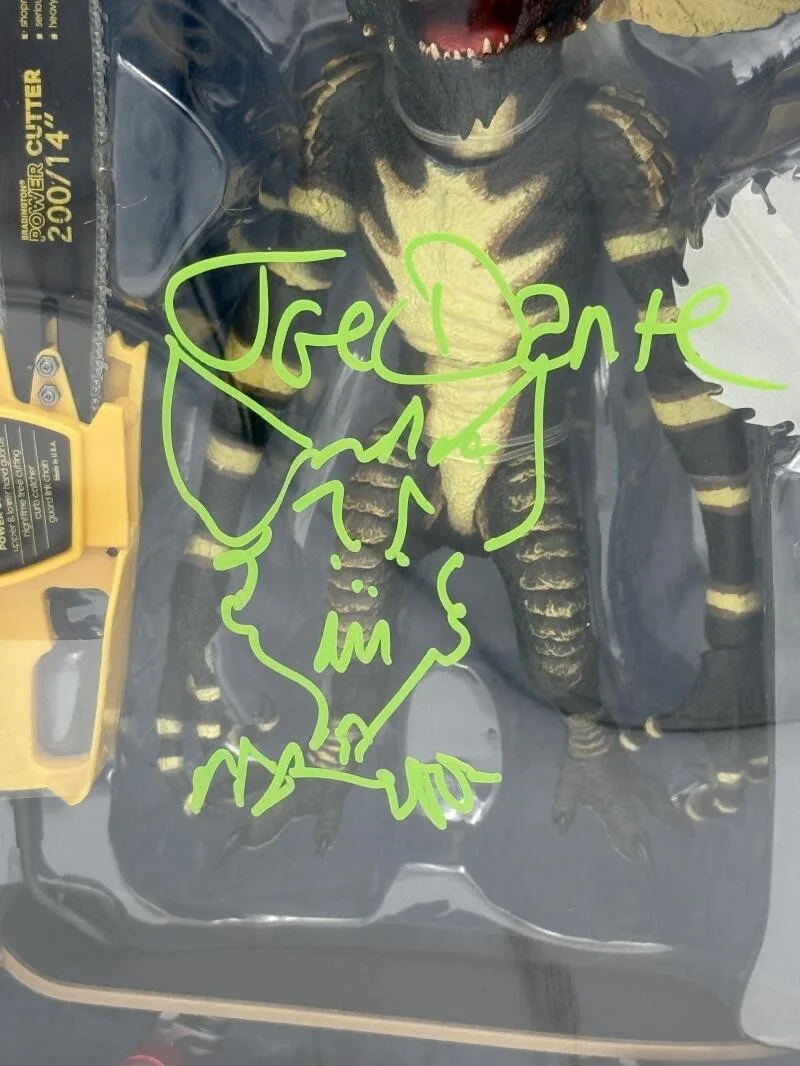 JOE DANTE — JOE DANTE SIGNED GREMLINS ULTIMATE STRIPE NECA FIGURE W/SKETCH AUTOGRAPH BAS J89, изображение 3