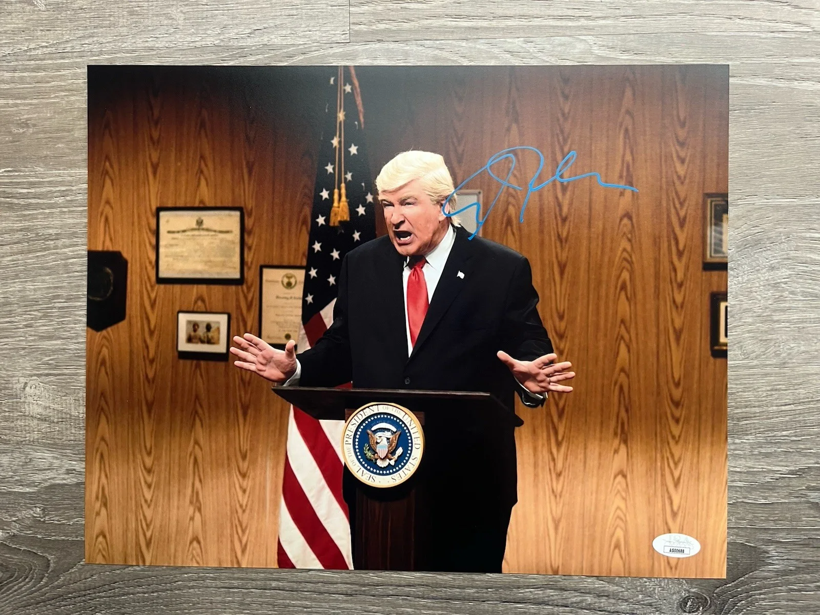 Alec Baldwin — Alec Baldwin Signed SNL Trump 11x14 Photo JSA COA Saturday Night Live, изображение 2