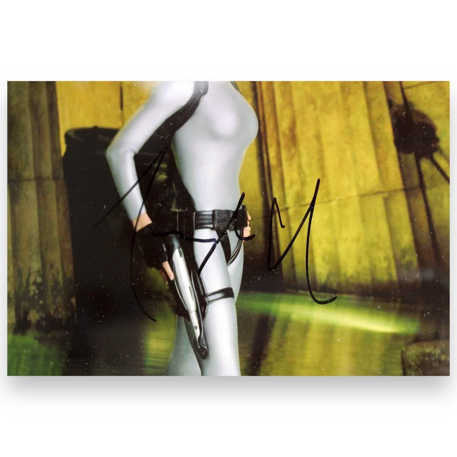 Angelina Jolie — Angelina Jolie Dual-Signed Framed Photographs - Tomb Raider & Sky Captain (COA), изображение 2