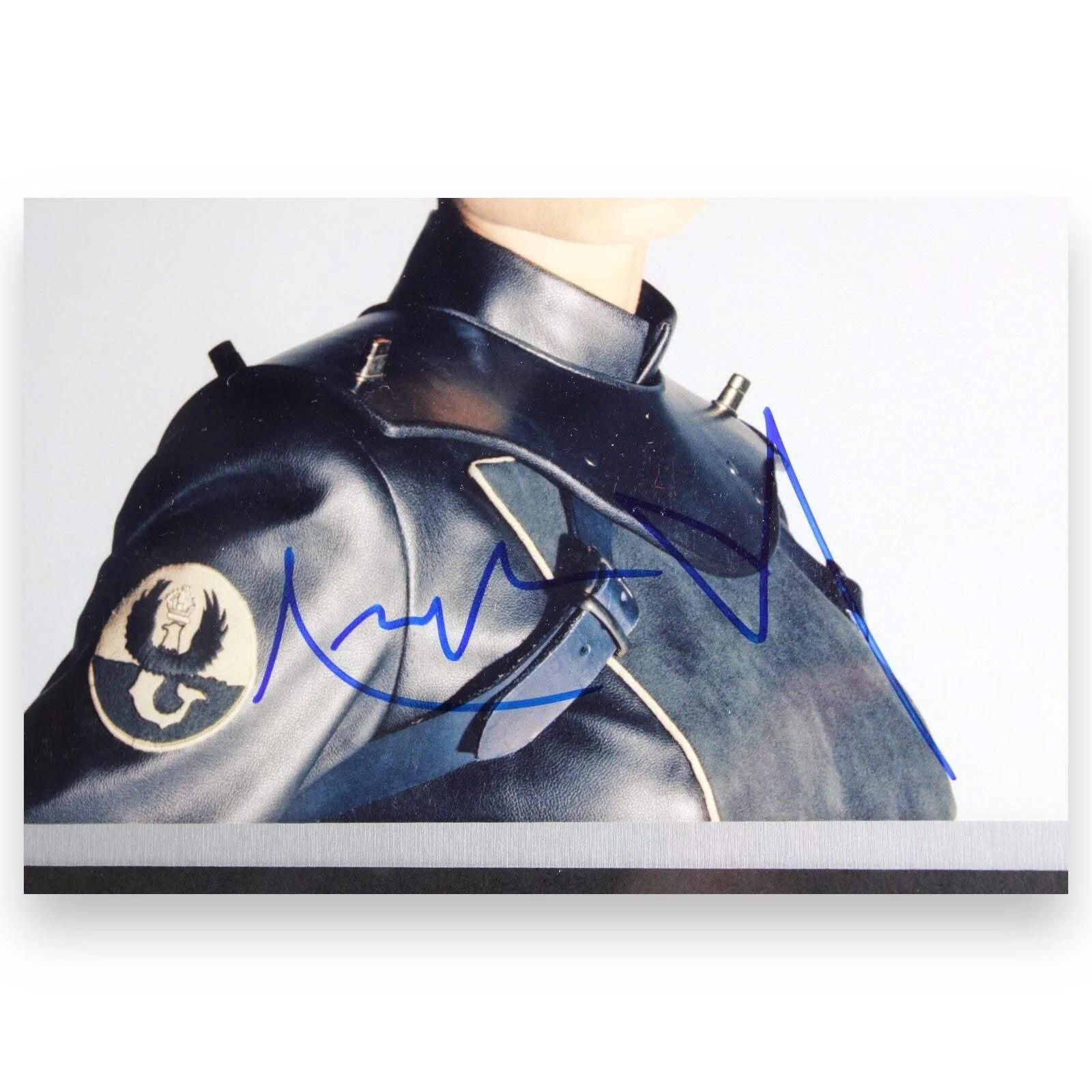 Angelina Jolie — Angelina Jolie Dual-Signed Framed Photographs - Tomb Raider & Sky Captain (COA), изображение 3