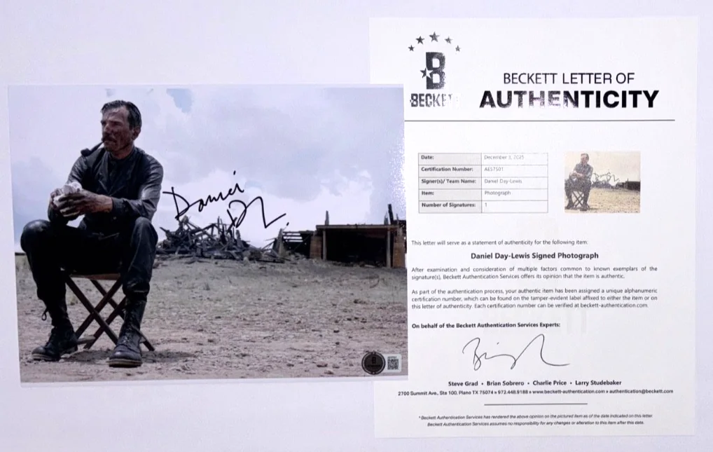 DANIEL DAY LEWIS — DANIEL DAY LEWIS SIGNED THERE WILL BE BLOOD 8X10 PHOTO OSCAR MOVIE ACTOR BAS a