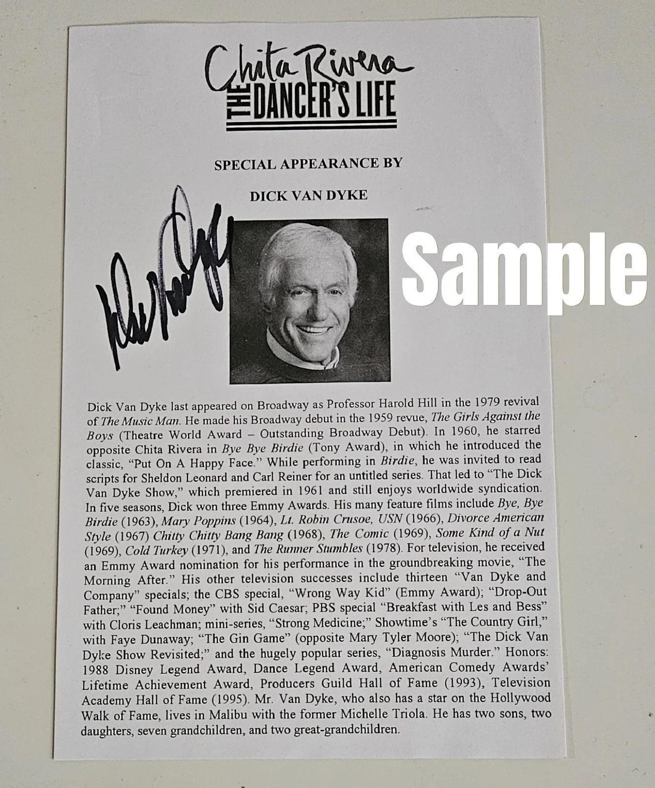 Dick Van Dyke — Dick Van Dyke HAND SIGNED 8.5 x 6 autobiography pamphlet, изображение 2