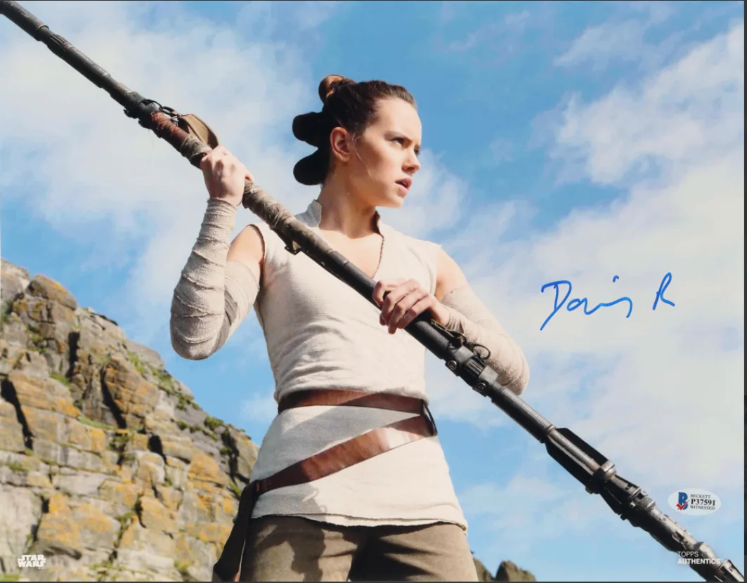Daisy Ridley — Daisy Ridley "Rey" signed/Auto Star Wars 11x14 photo The Last Jedi Beckett COA