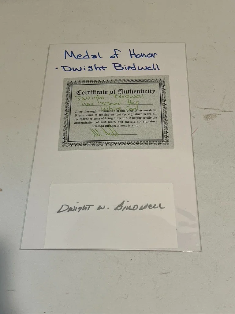 Dwight W Birdwell Hand Signed Cut Vietnam War Medal of Honor, изображение 2