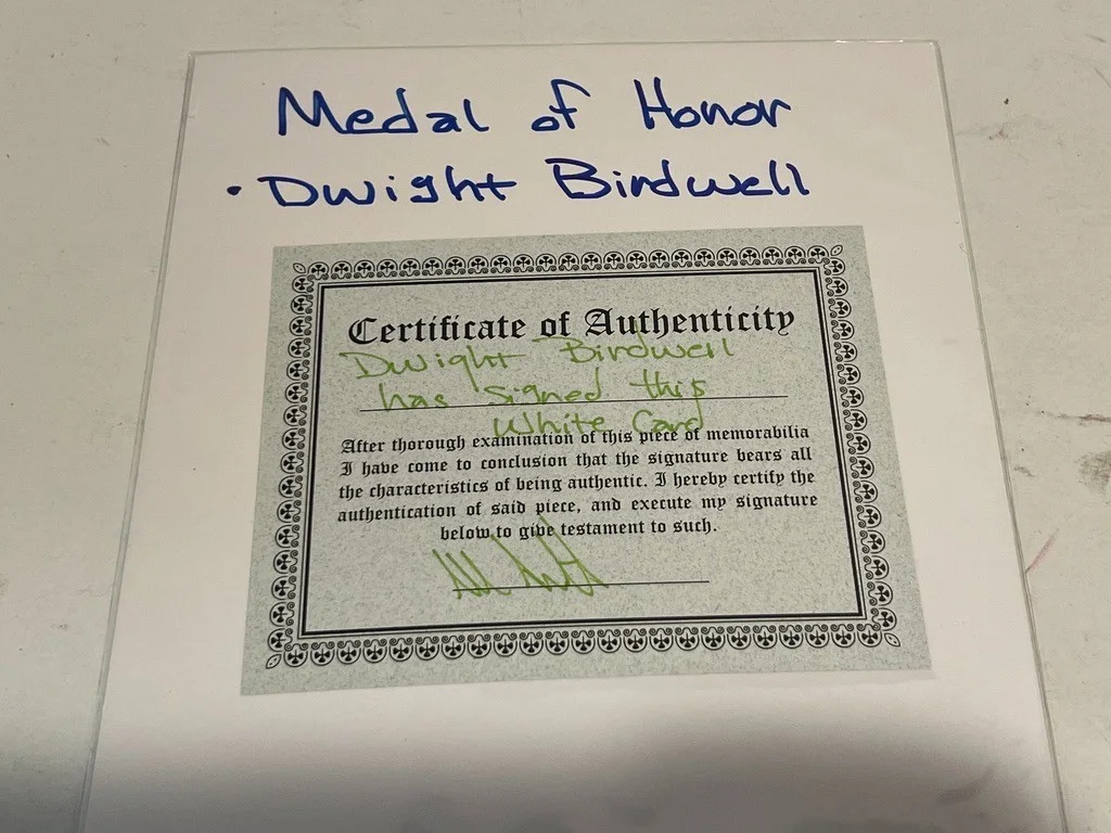 Dwight W Birdwell Hand Signed Cut Vietnam War Medal of Honor, изображение 3
