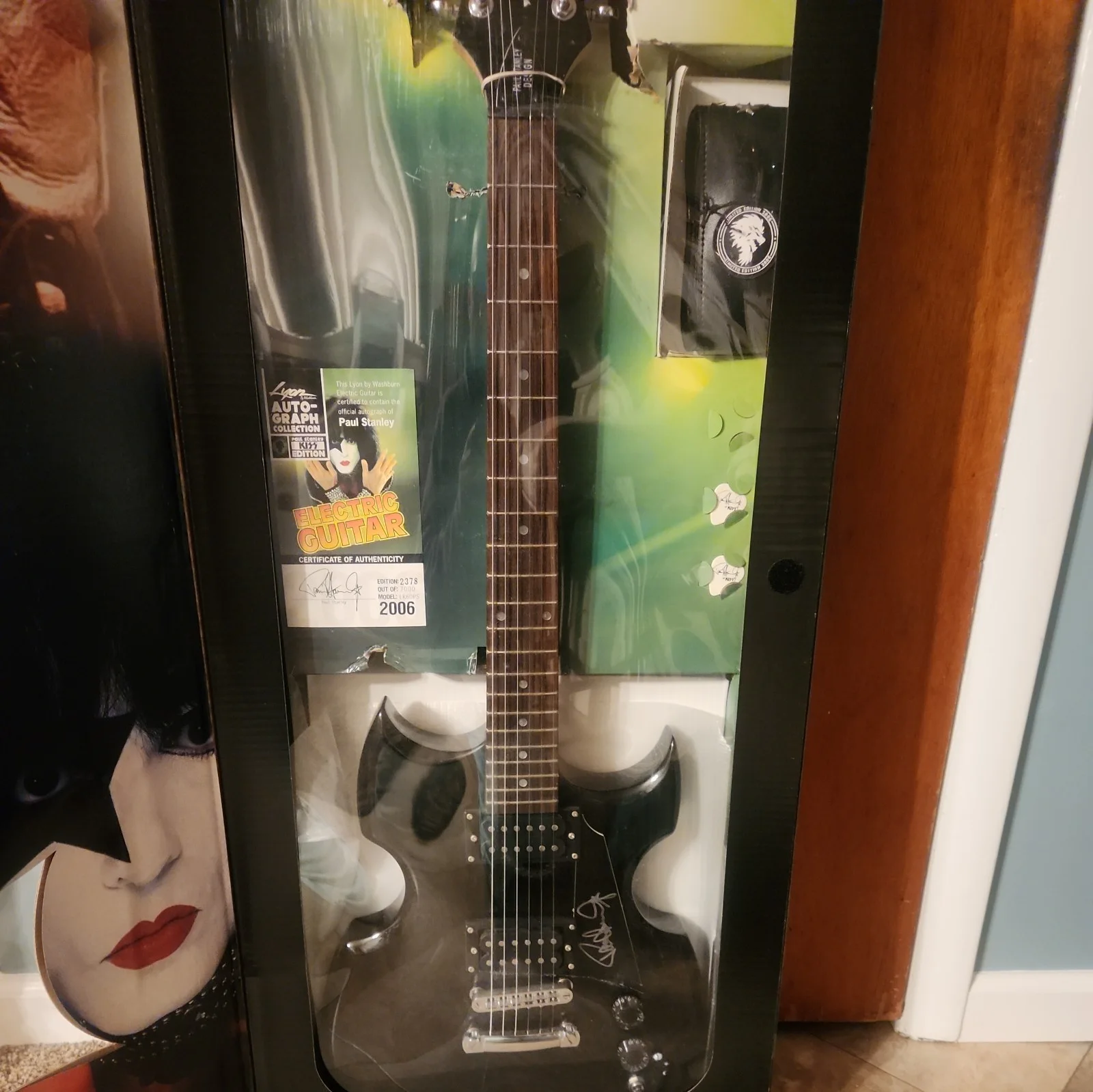 Target Lyon Washburn Autographed KISS Paul Stanley Guitar & Acrylic Display Case, изображение 3