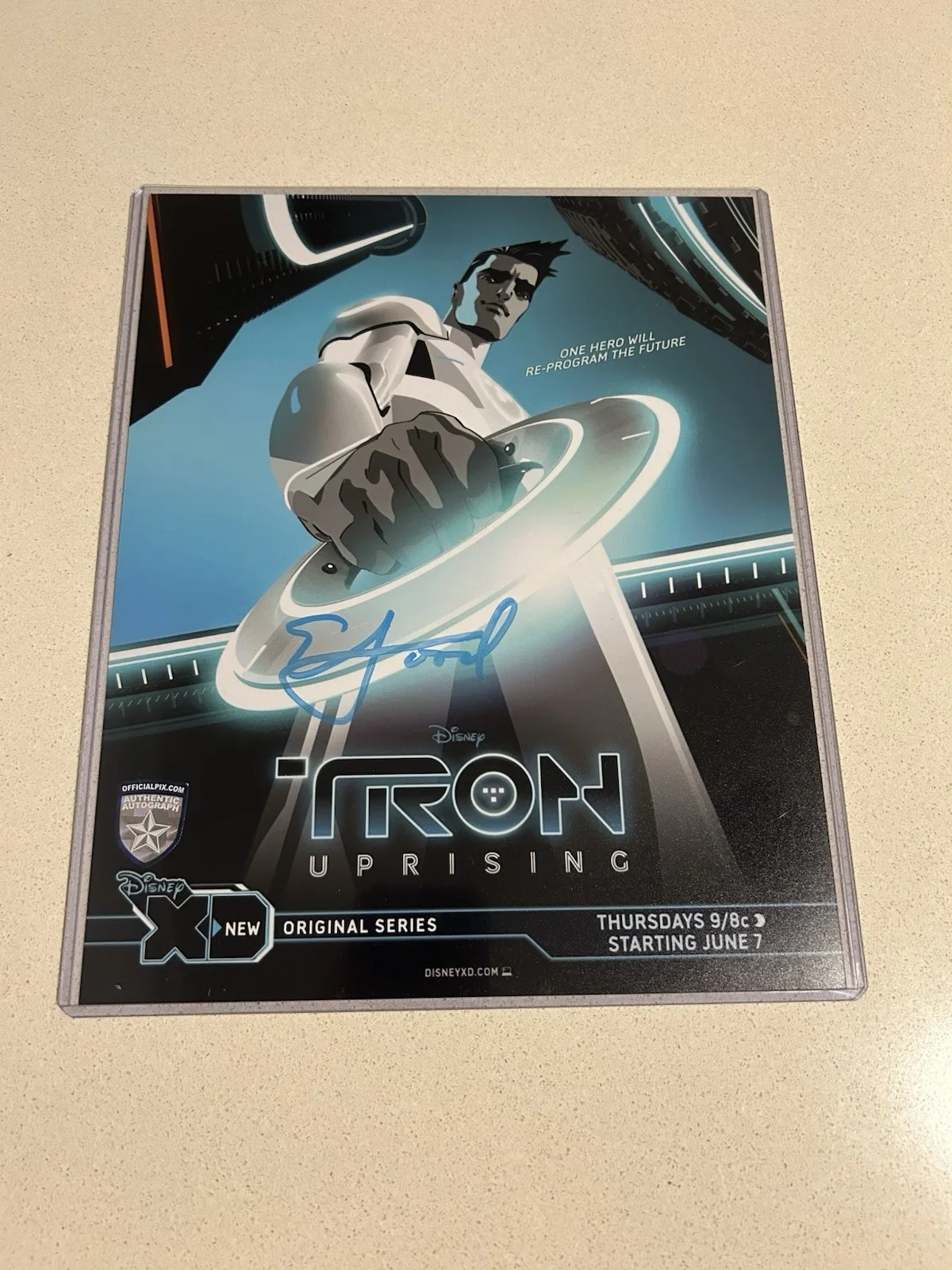 Elijah Wood — Elijah Wood Signed Tron Uprising 8x10 Photo Official Pix