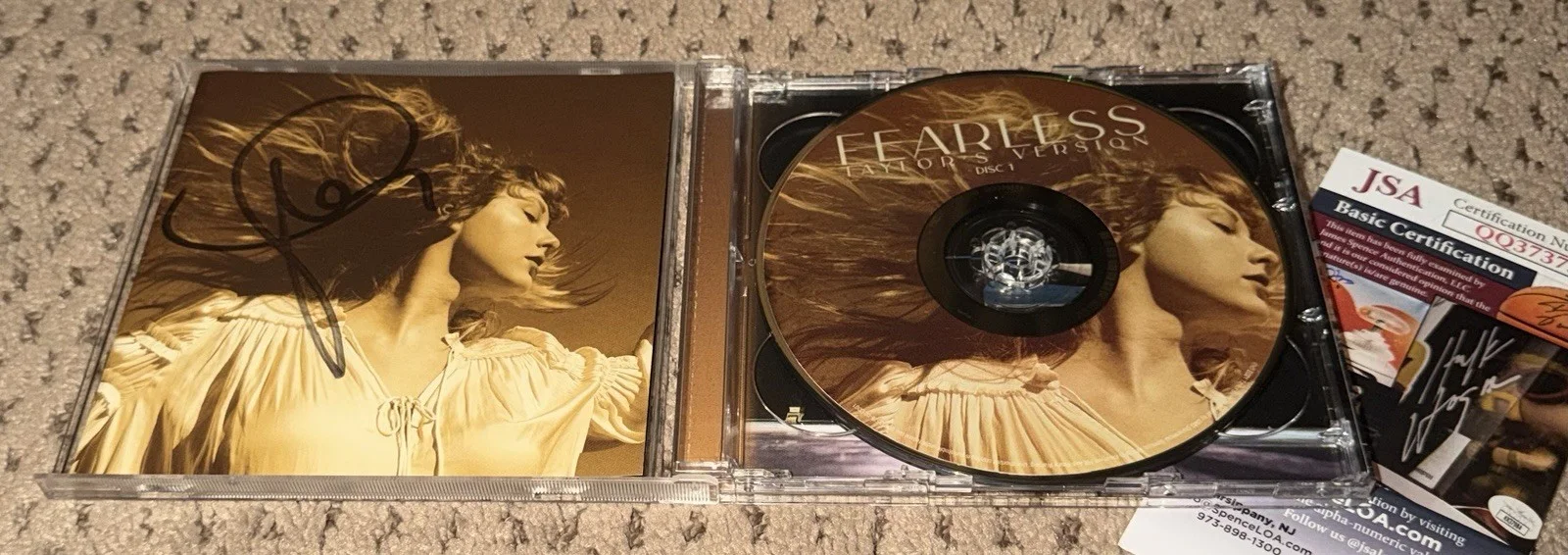 TAYLOR SWIFT SIGNED FEARLESS CD BOOKLET JSA AUTOGRAPHED VERSION AUTOGRAPH, image 3