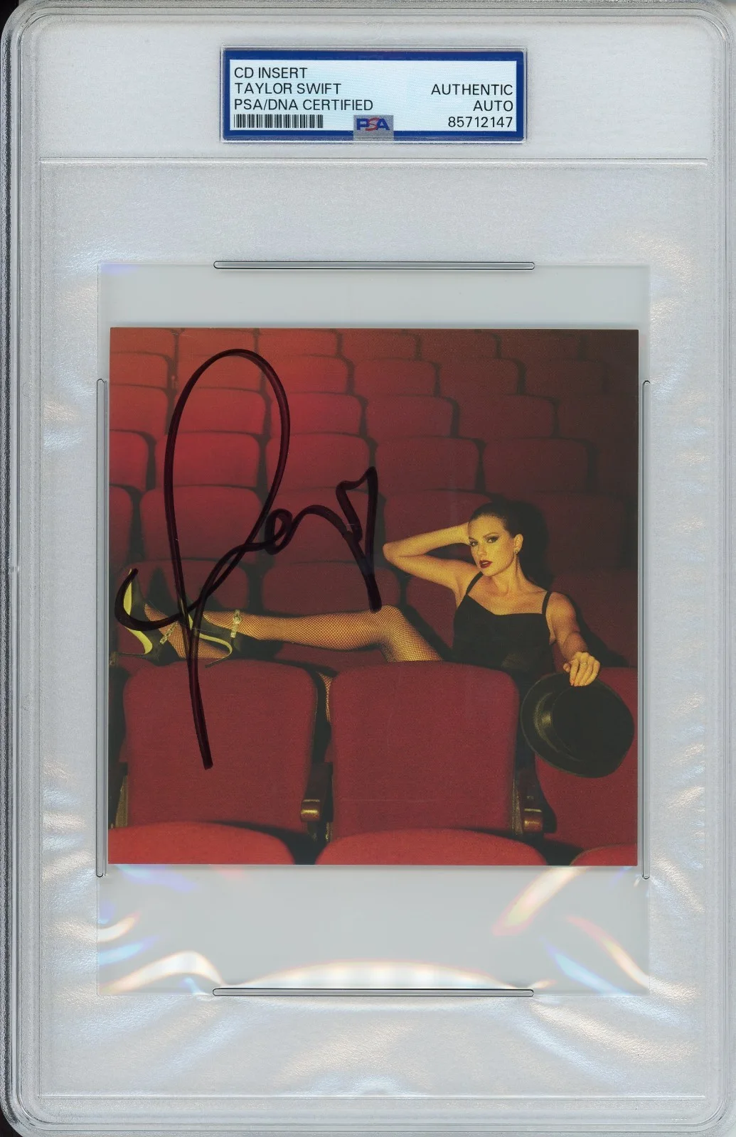 Taylor Swift — Taylor Swift Signed Life of a Showgirl RED Photo PSA DNA COA Autograph w/ HEART, изображение 3