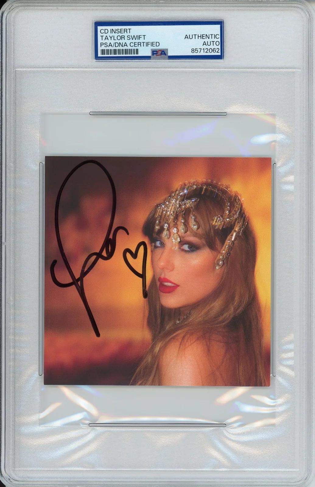 Taylor Swift — Taylor Swift Signed Life of a Showgirl CD Photo PSA DNA COA Autograph w/ HEART, изображение 2