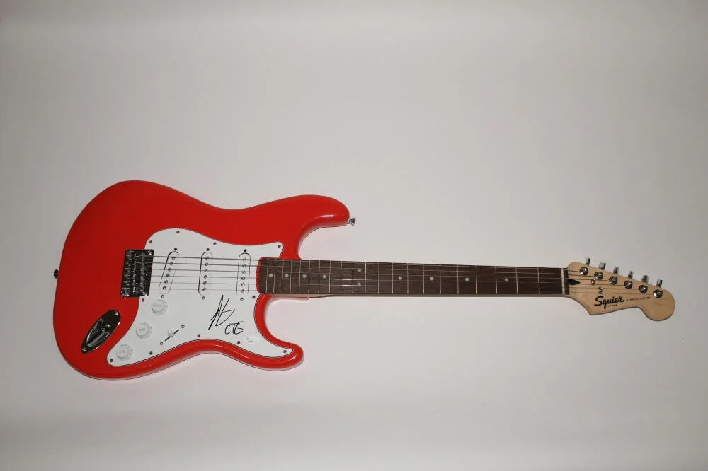 Matt Shultz — MATT SHULTZ SIGNED AUTOGRAPH FENDER BRAND ELECTRIC GUITAR CAGE THE ELEPHANT JSA, изображение 2