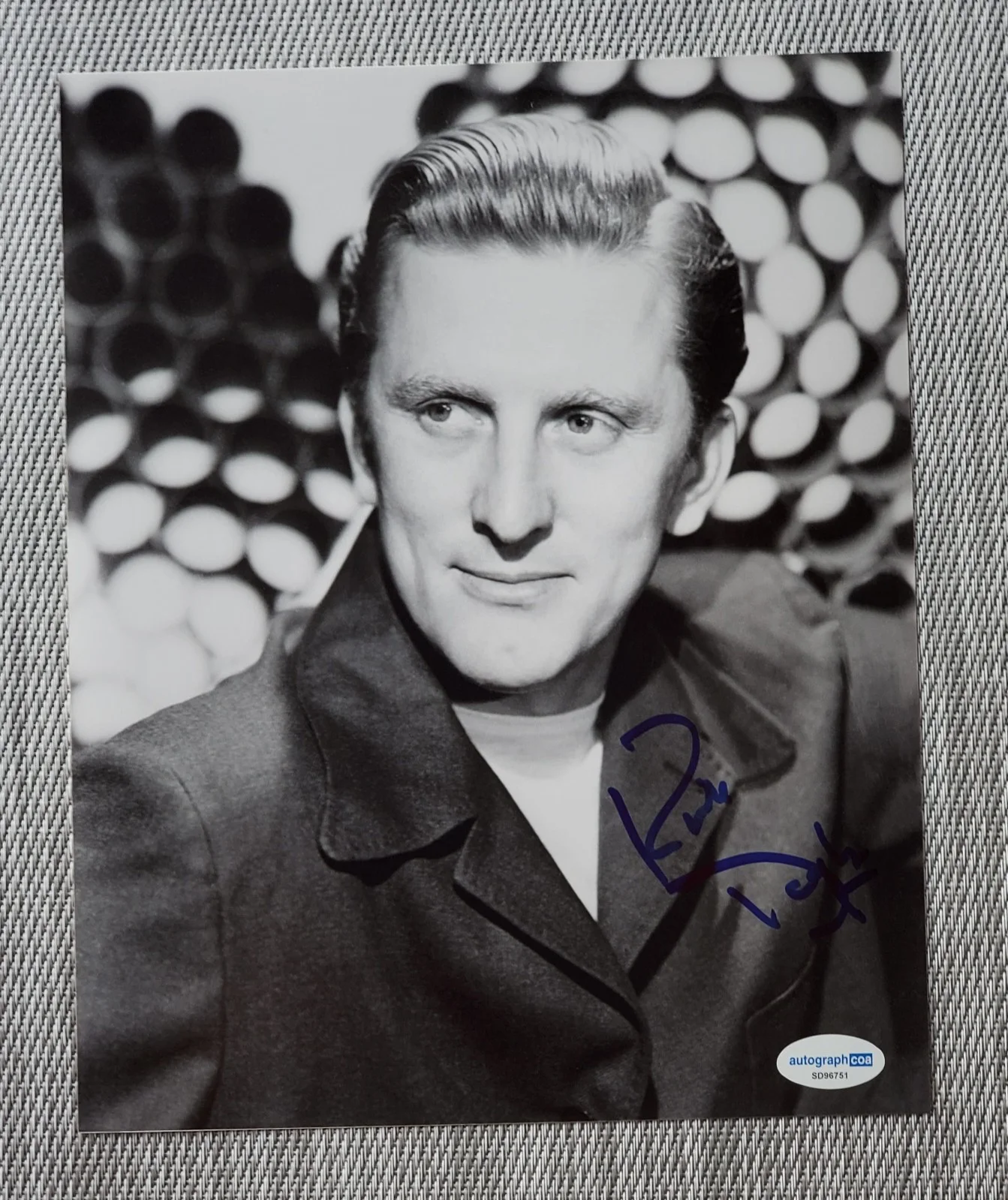 Kirk Douglas — Kirk Douglas Signed Autographed 8x10 Portrait Photo ACOA