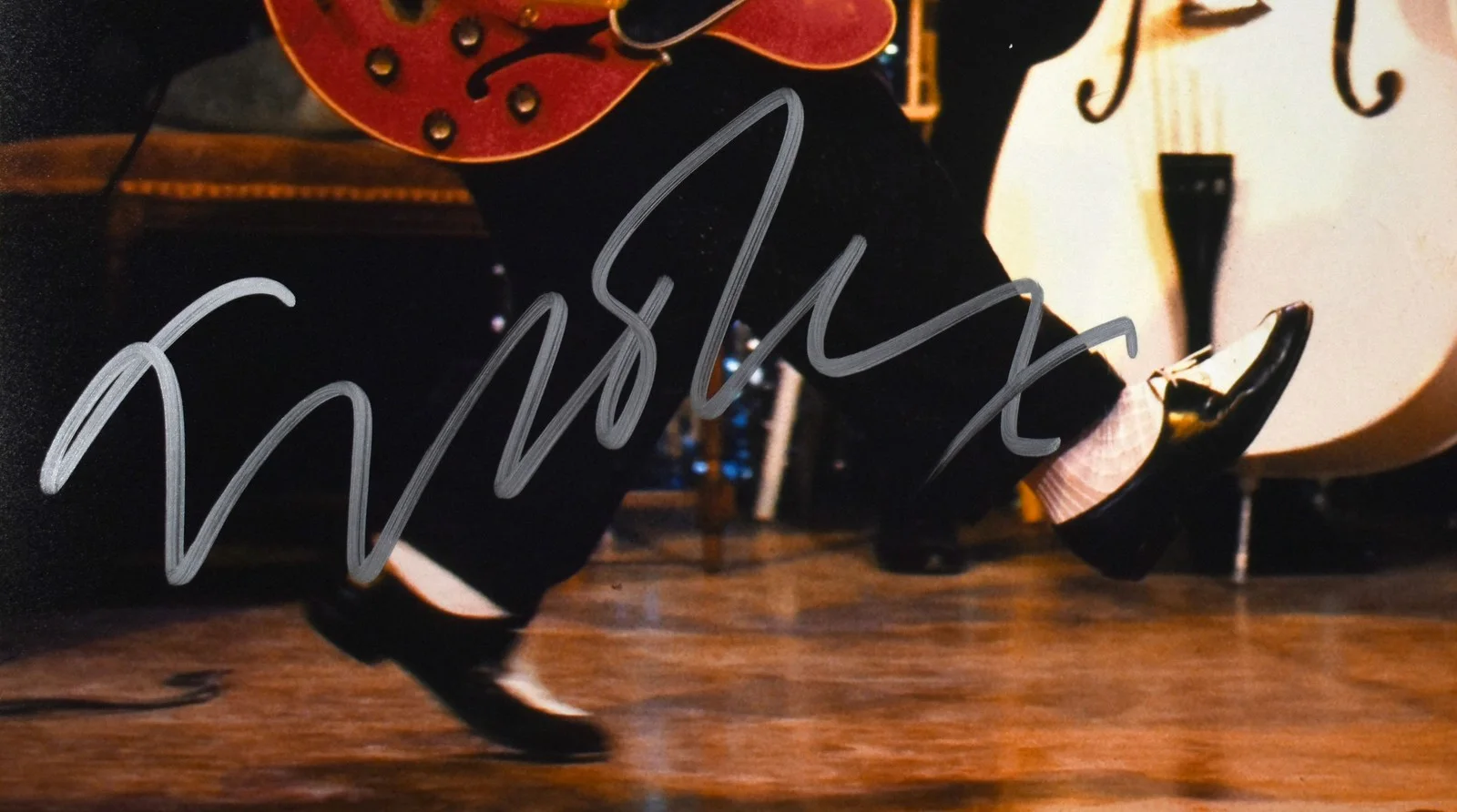 Michael J. Fox — Michael J. Fox Signed Back to the Future 16x20 Guitar Photo- Beckett W Holo #2, изображение 2