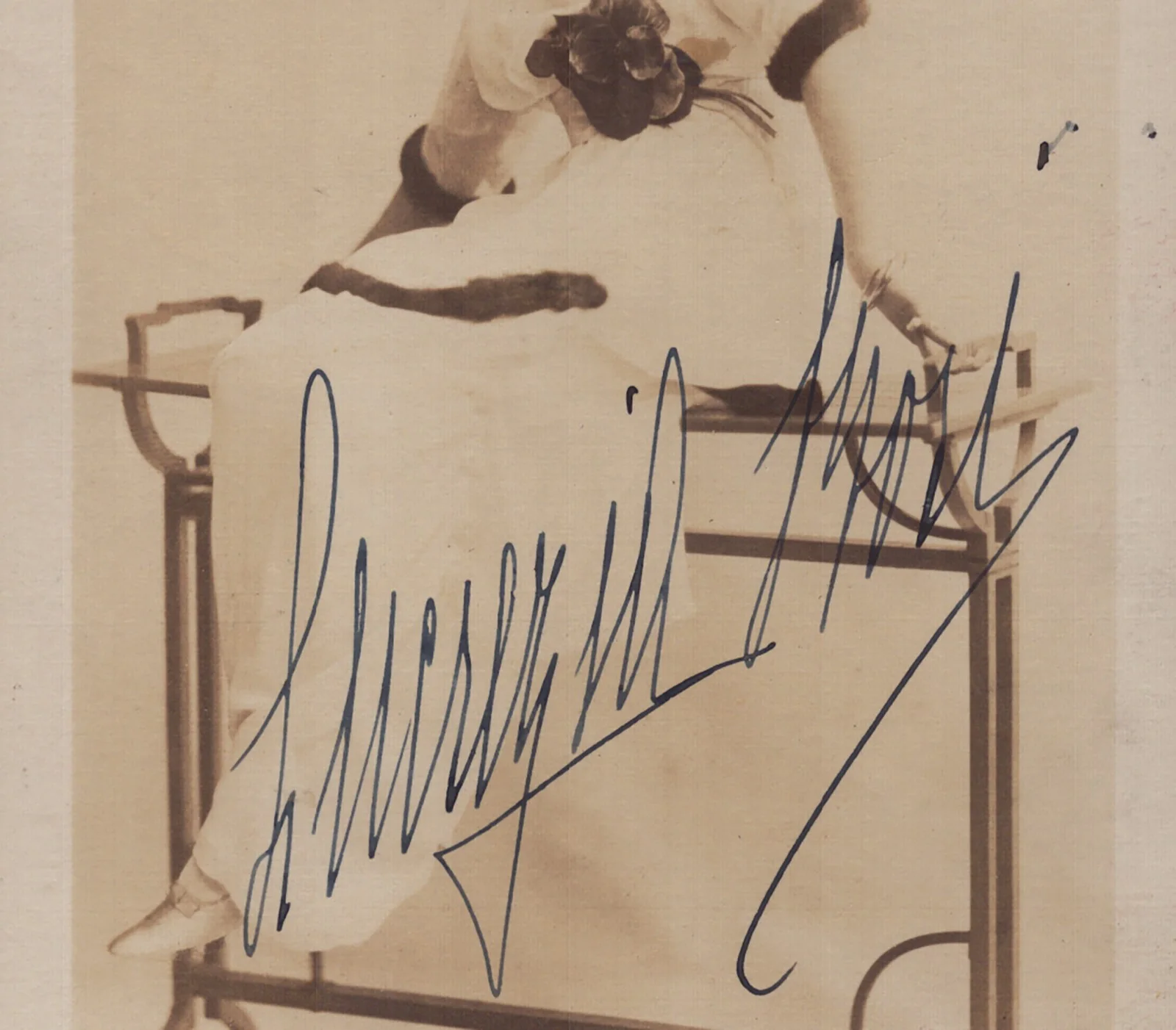 Lucrezia Bori — LUCREZIA BORI - PICTURE POST CARD SIGNED, image 2