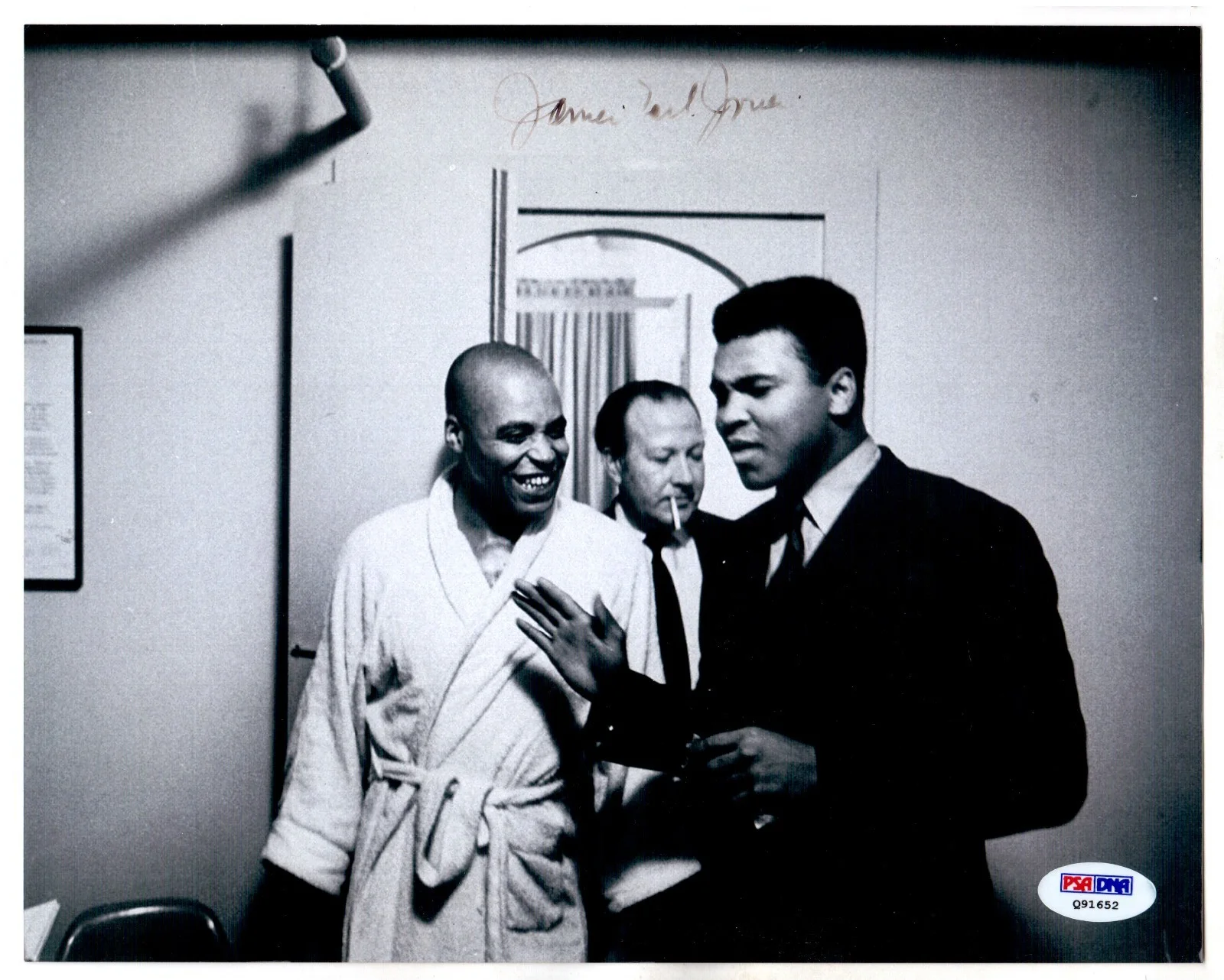 JAMES EARL JONES — 2015 POP CENTURY JAMES EARL JONES w/ ALI AUTOGRAPHED 8X10 PSA/DNA