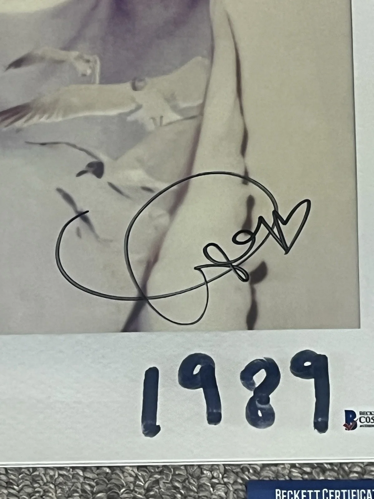 TAYLOR SWIFT “1989” Signed LP Record Vinyl Autographed with Beckett COA Rare, изображение 2