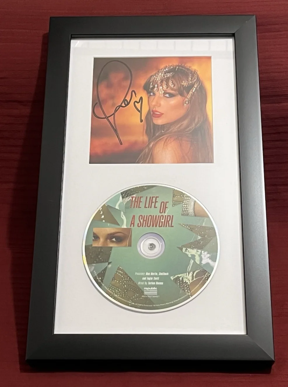 TAYLOR SWIFT SIGNED & FRAMED LIFE OF A SHOWGIRL CD W/ HEART DISPLAY AUTO COA A, изображение 2