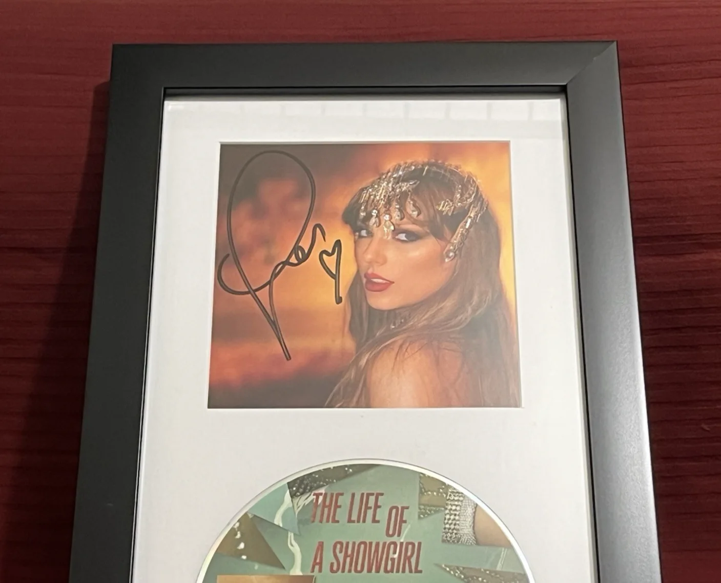 TAYLOR SWIFT SIGNED & FRAMED LIFE OF A SHOWGIRL CD W/ HEART DISPLAY AUTO COA A, изображение 3