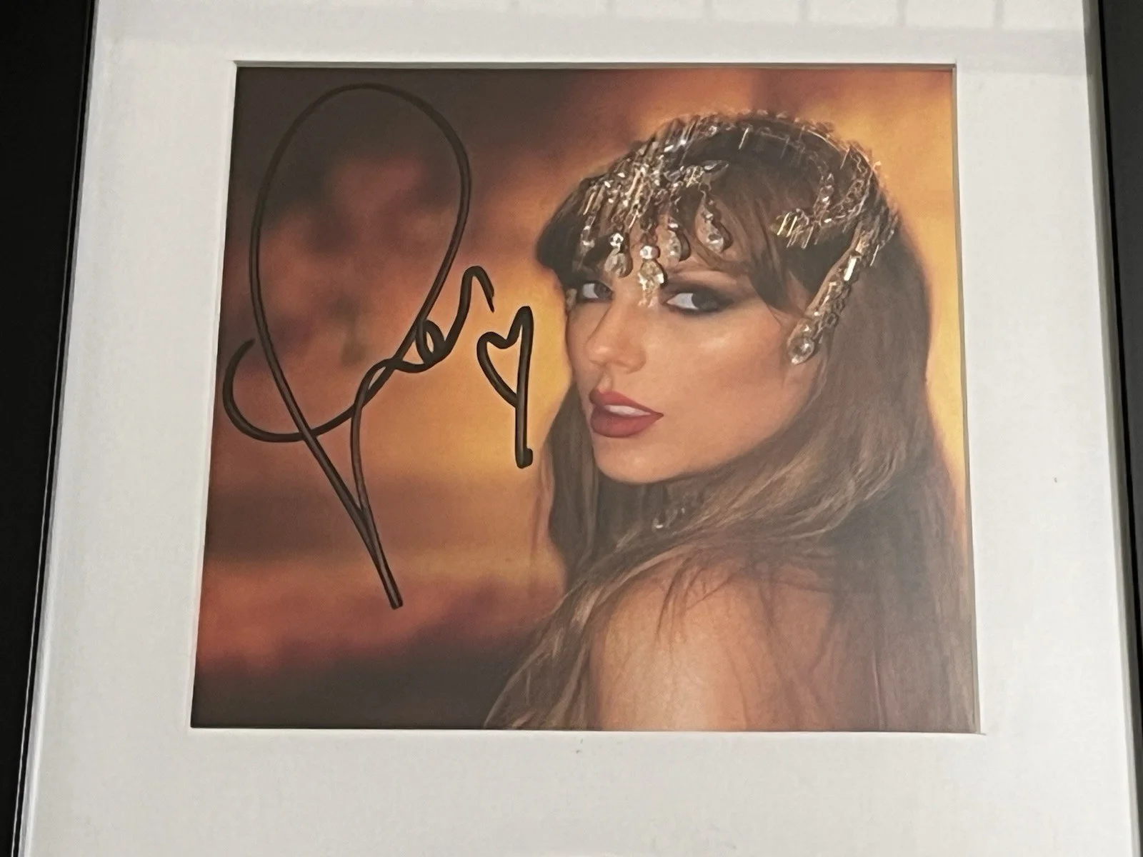 TAYLOR SWIFT SIGNED & FRAMED LIFE OF A SHOWGIRL CD W/ HEART DISPLAY AUTO COA A, изображение 4