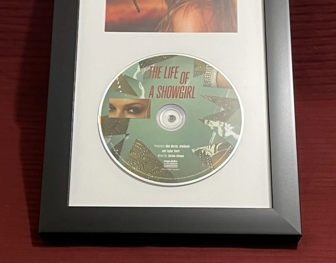 TAYLOR SWIFT SIGNED & FRAMED LIFE OF A SHOWGIRL CD W/ HEART DISPLAY AUTO COA A, изображение 5