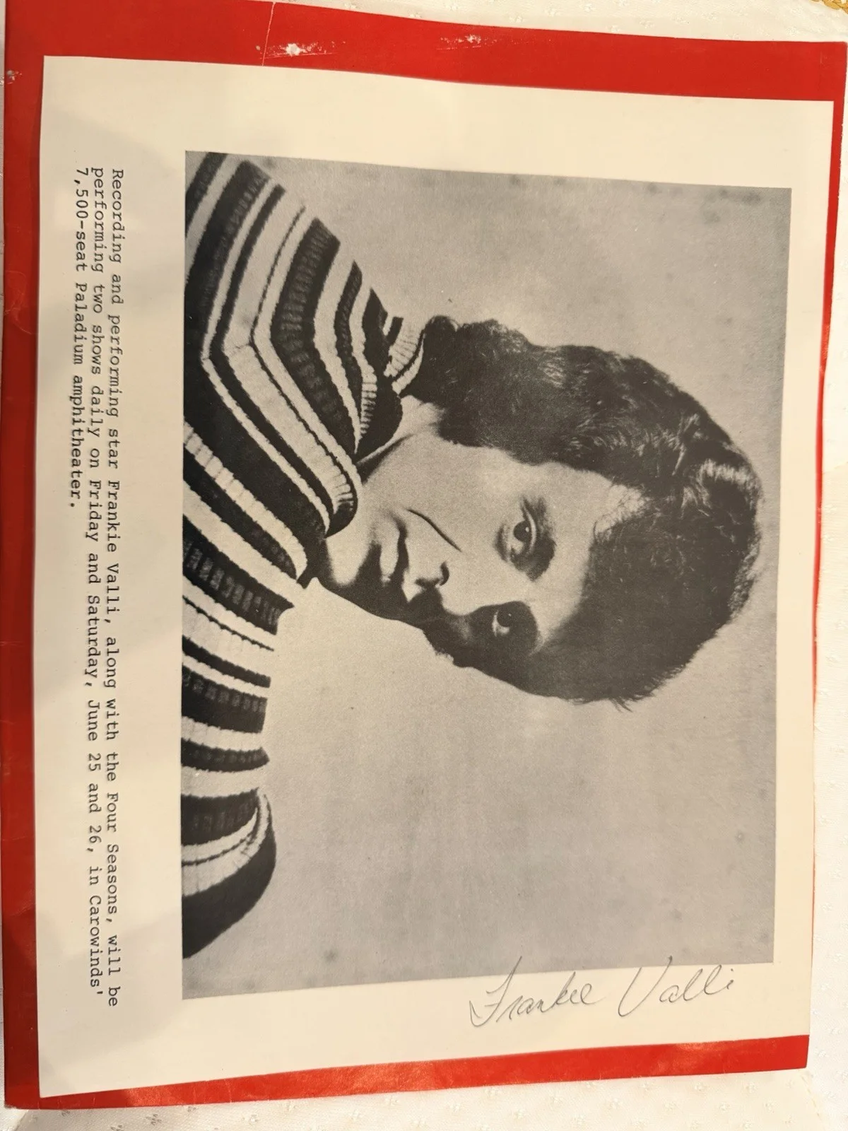 Frankie Valli Signed Photo + 1976 Carowinds Booklet – Vintage Collectible Set, изображение 2
