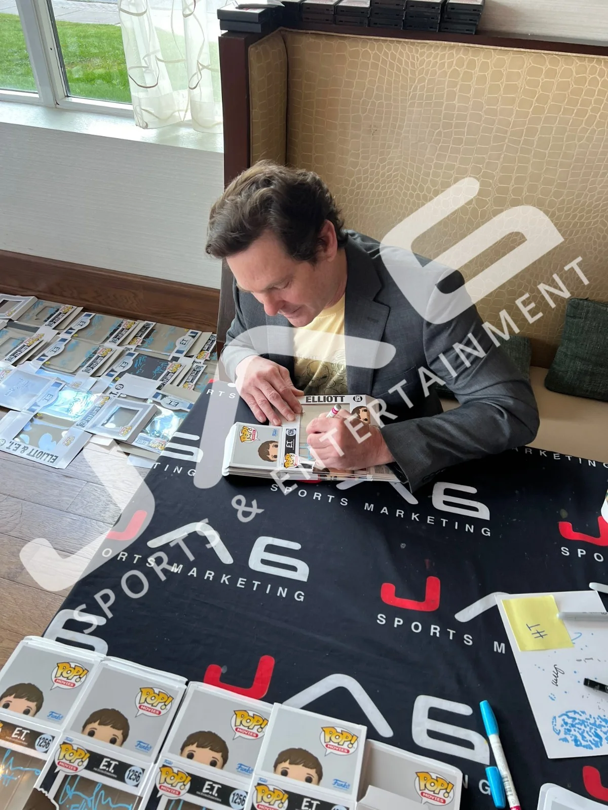 Henry Thomas — Henry Thomas autographed signed inscribed Funko Pop #1256 E.T JSA COA Elliot, image 3