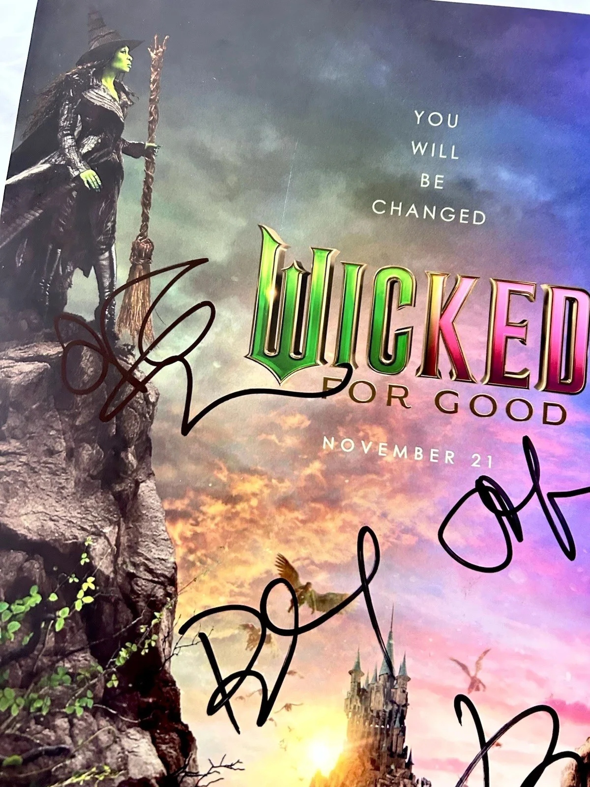 Jeffery Goldblum - Jonathan Bailey - Jon Chu - Bowen Yang — Wicked For Good Signed 11x17 Poster - Goldblum - Bailey - Chu - Yang JSA COA, изображение 2