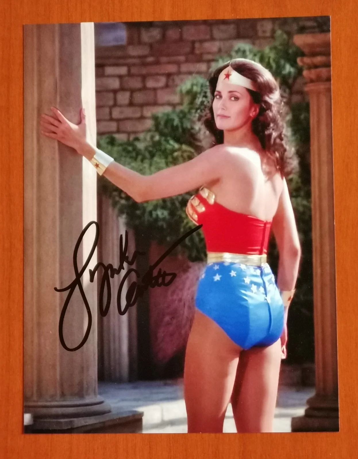 Lynda Carter — Lynda Carter, Wonder Woman, Signed Photo 8x6 inch, изображение 2