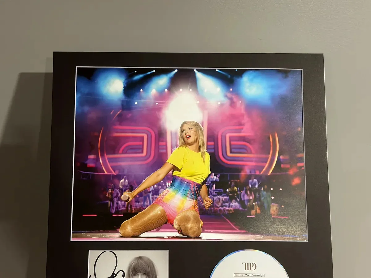 Taylor Swift Signed The Tortured Poets Department Album (Stage), изображение 2