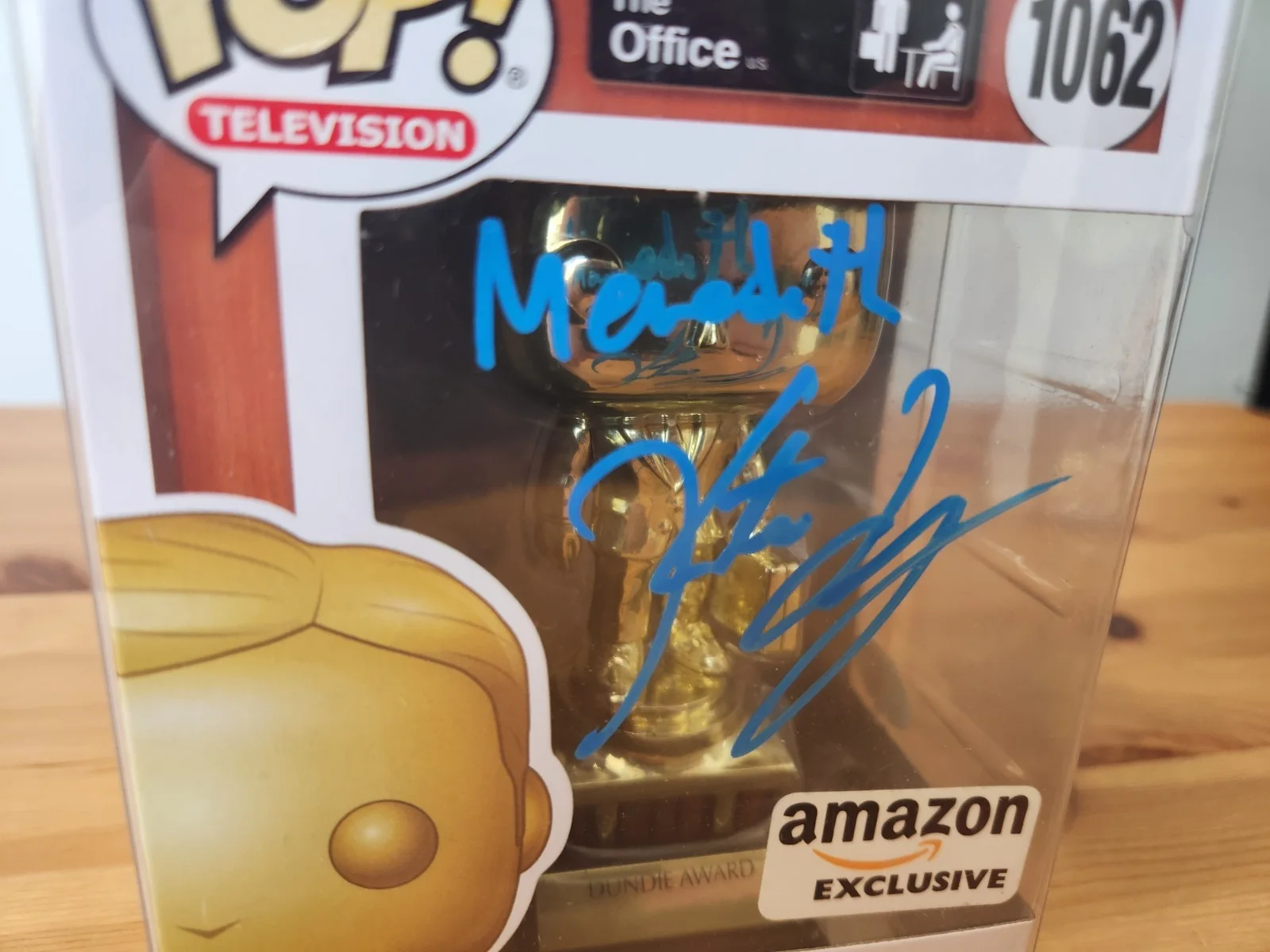 Kate Flannery — Kate Flannery Signed Dundie Award Funko Pop 1062 The Office with Case JSA, изображение 2