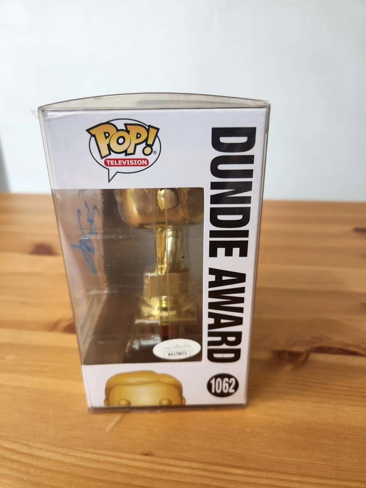 Kate Flannery — Kate Flannery Signed Dundie Award Funko Pop 1062 The Office with Case JSA, изображение 3