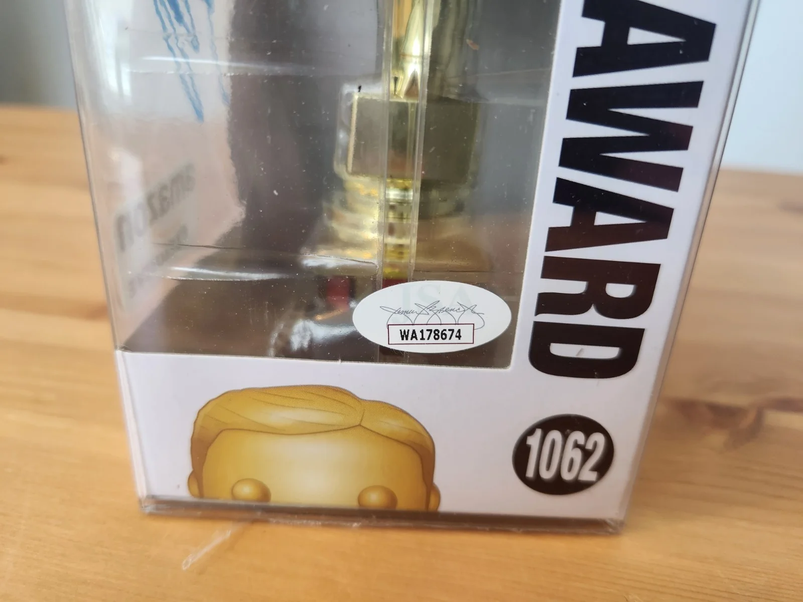 Kate Flannery — Kate Flannery Signed Dundie Award Funko Pop 1062 The Office with Case JSA, изображение 4