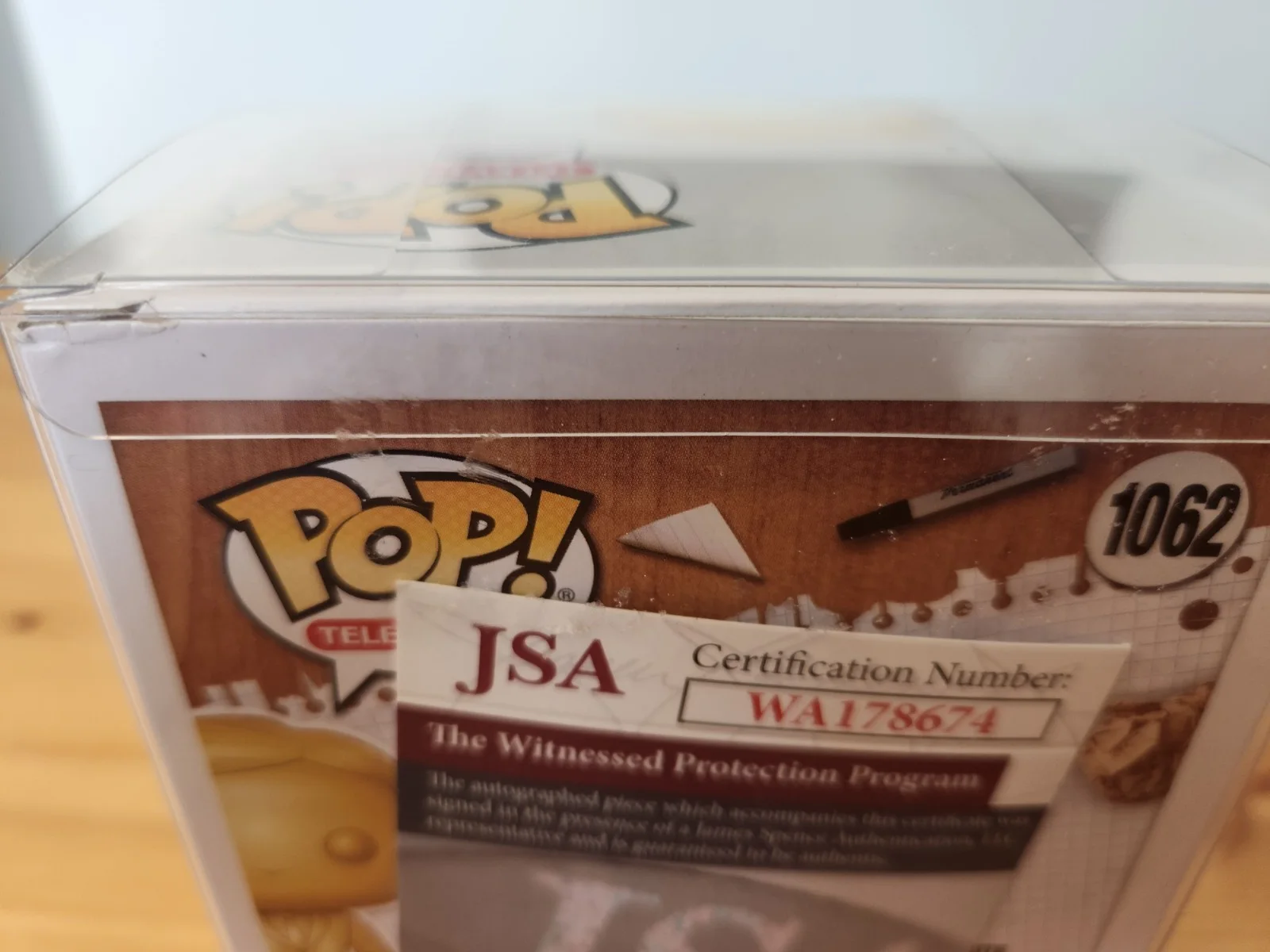 Kate Flannery — Kate Flannery Signed Dundie Award Funko Pop 1062 The Office with Case JSA, изображение 5