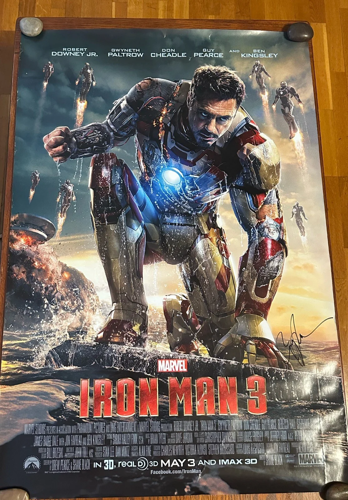 Guy Pearce — Iron Man 3 Movie Photo Signed By Guy Pearce poster is damage !! 40” x 27 “, изображение 2