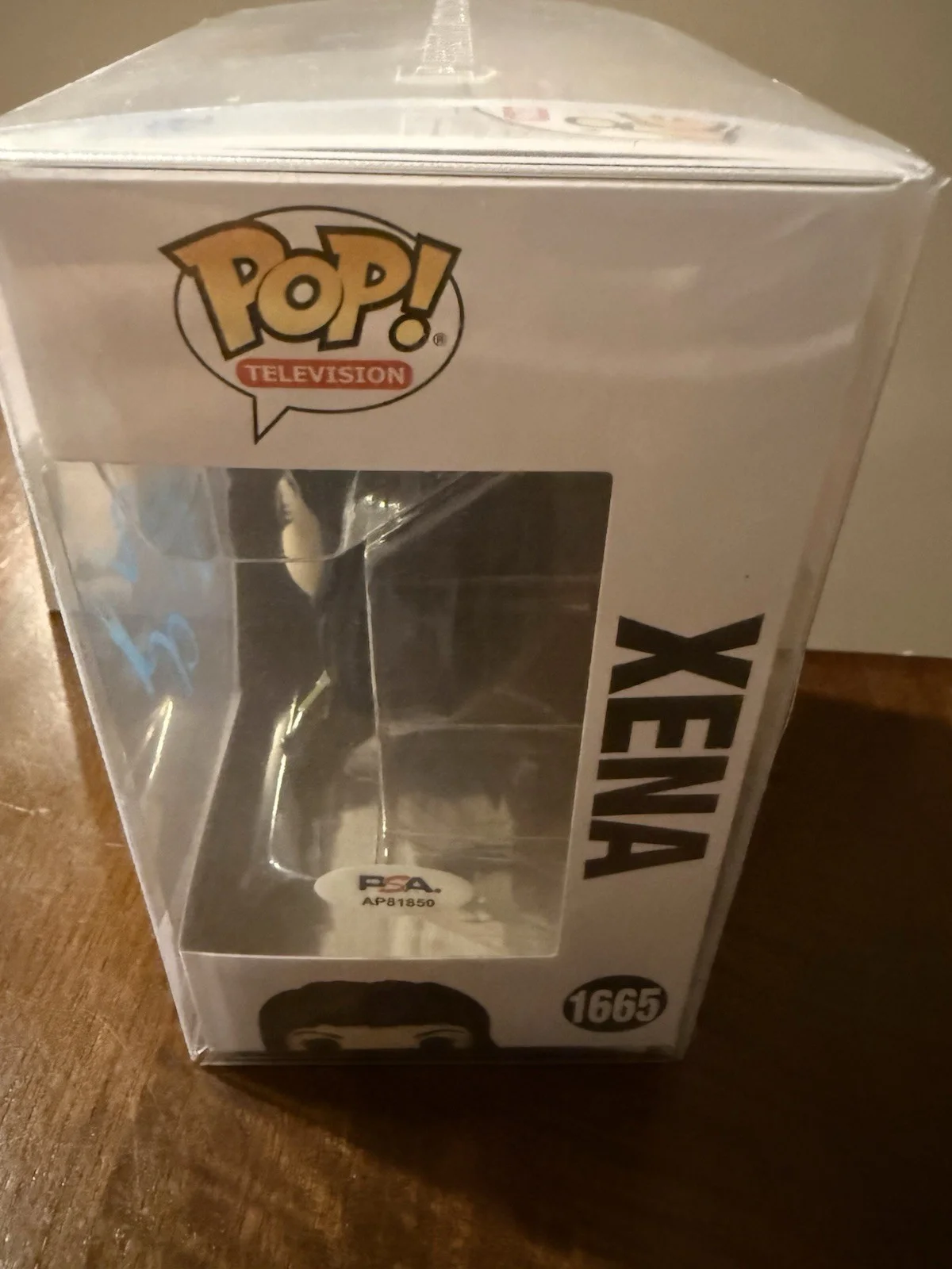 Lucy Lawless — Lucy Lawless Hand Signed Funko Pop! Xena #1665 W/ PSA COA Xena Warrior Princess, изображение 2