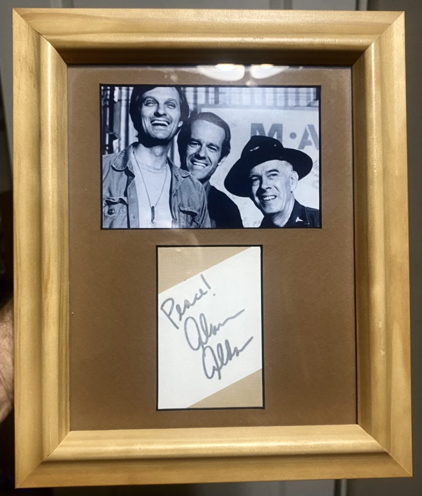 Alan Alda — Alan Alda Signed Framed Piece Autographed Hawkeye On MASH, image 2