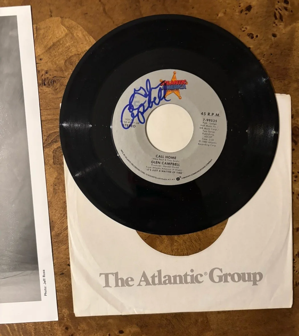 Glenn Campbell Autographed Vinyl Excellent Condition. Guitar Pick And Photo., изображение 2
