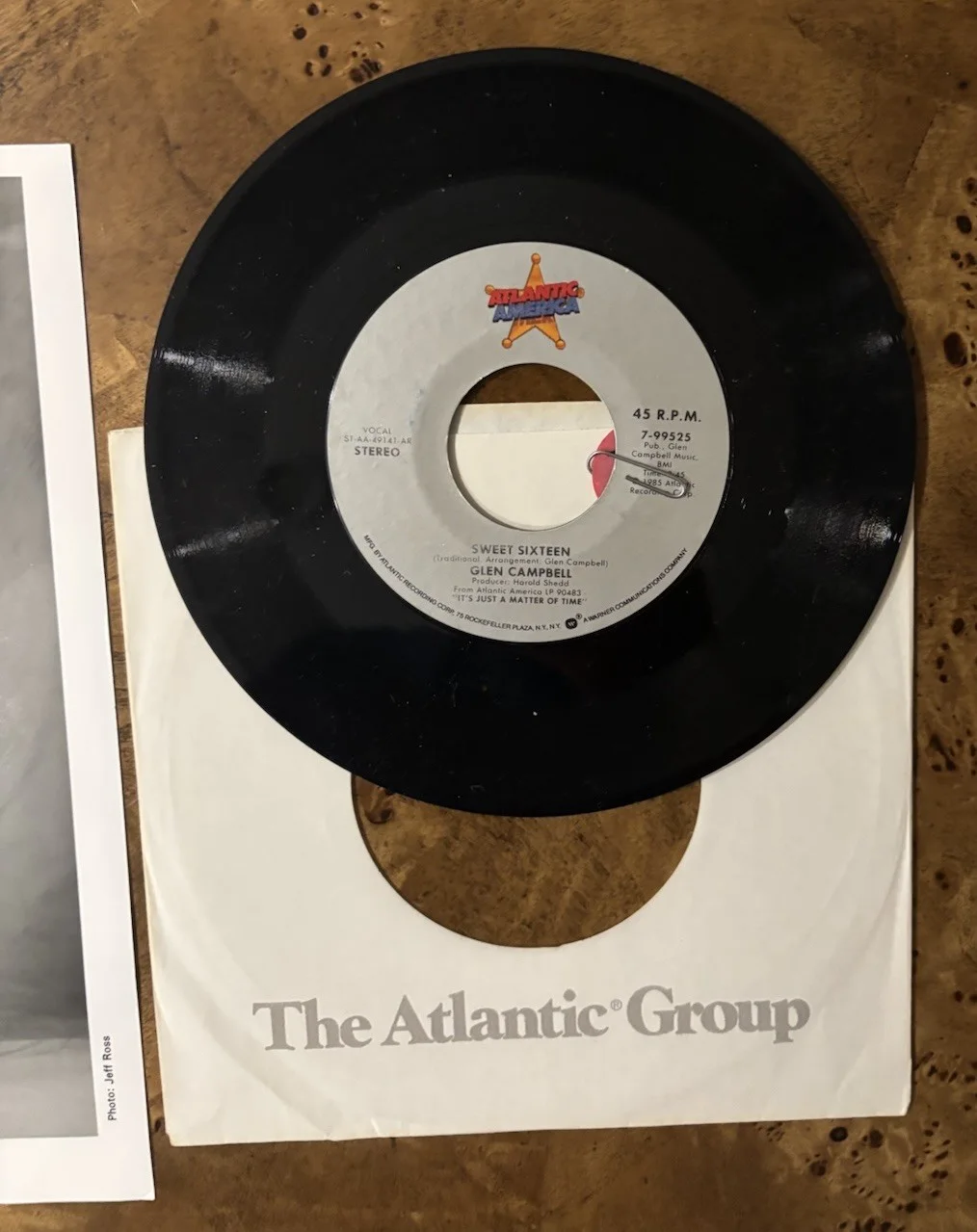 Glenn Campbell Autographed Vinyl Excellent Condition. Guitar Pick And Photo., изображение 3