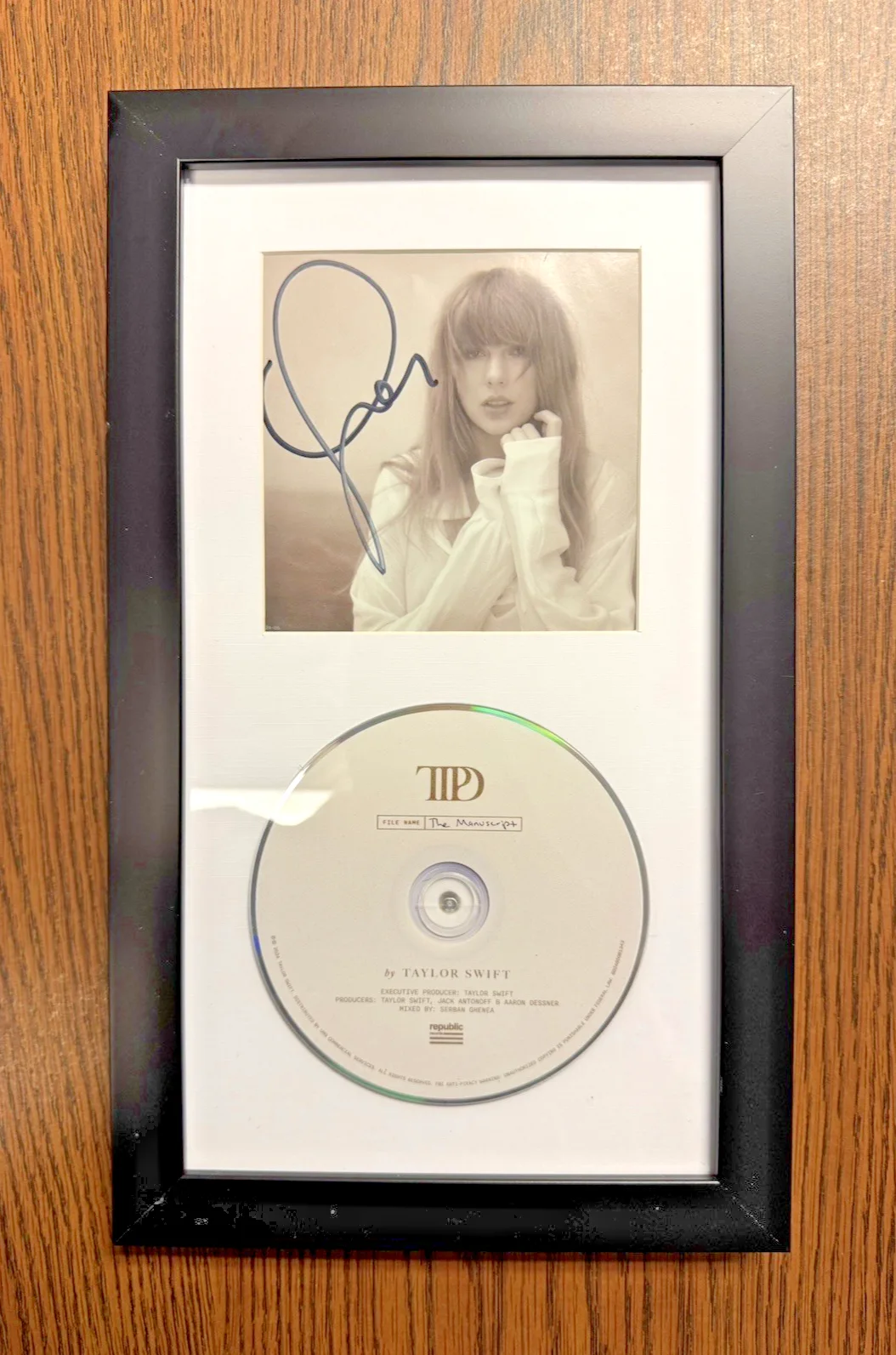 Taylor Swift Signed/Framed Tortured Poets Department CD! Imperfect Frame Sale!, изображение 2