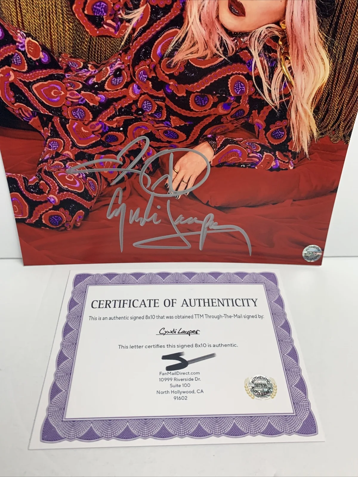 actor — Cyndi Lauper (Singer/Musician) Signed Autographed 8x10 photo - AUTO w/COA, изображение 2