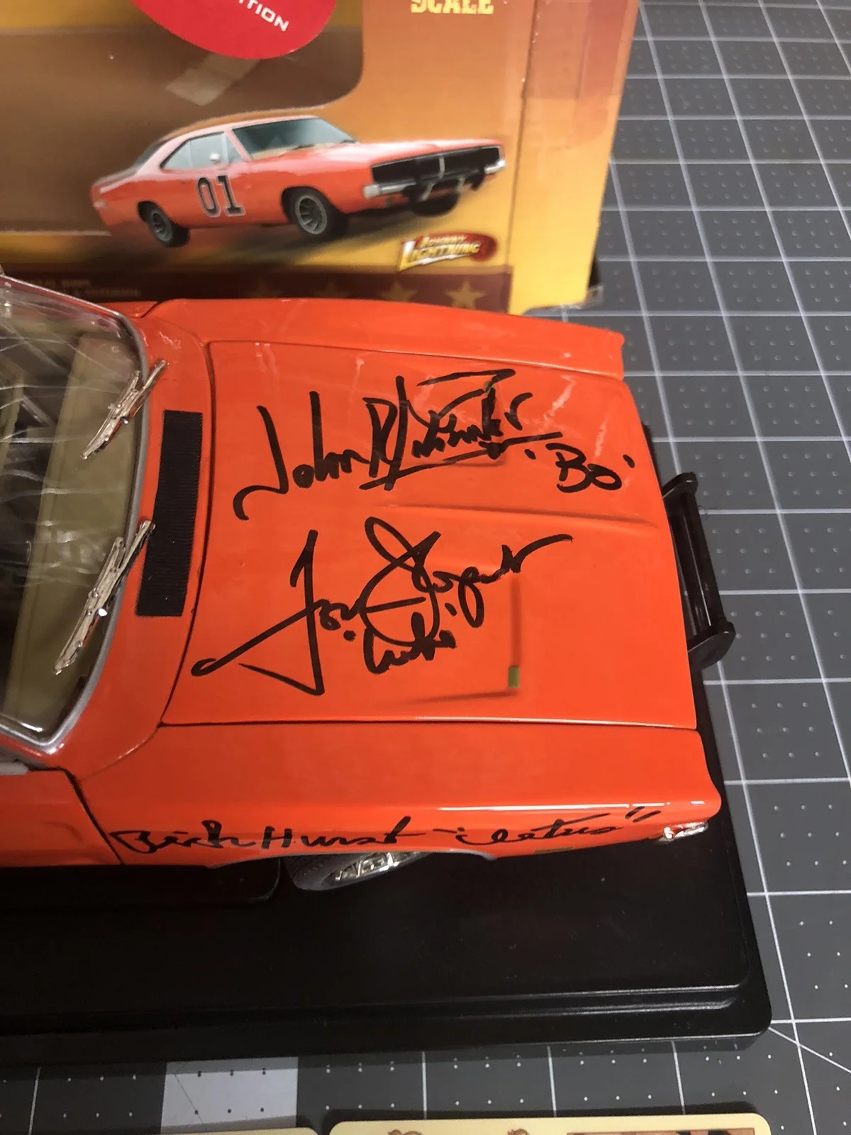 8 Cast Member Signed General Lee 1:18 By Celebrity Authentic‘s Johnny Lightning, image 2