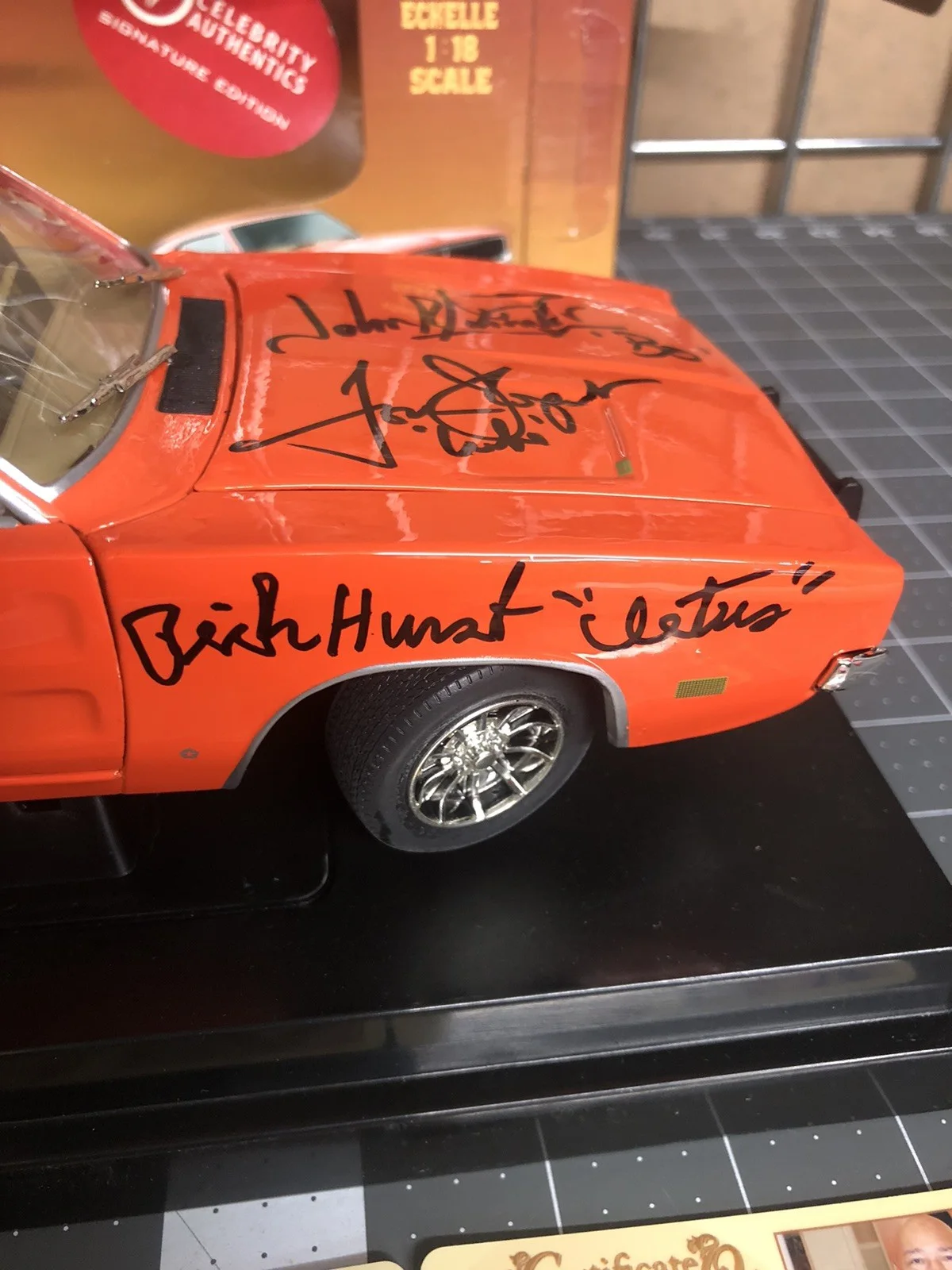 8 Cast Member Signed General Lee 1:18 By Celebrity Authentic‘s Johnny Lightning, image 3