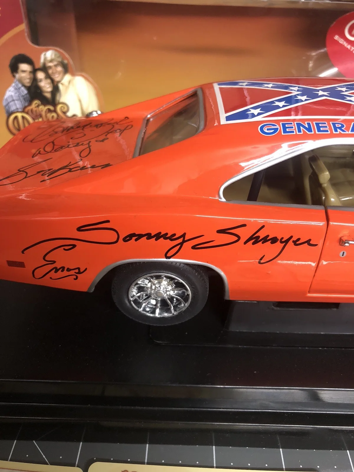8 Cast Member Signed General Lee 1:18 By Celebrity Authentic‘s Johnny Lightning, image 4