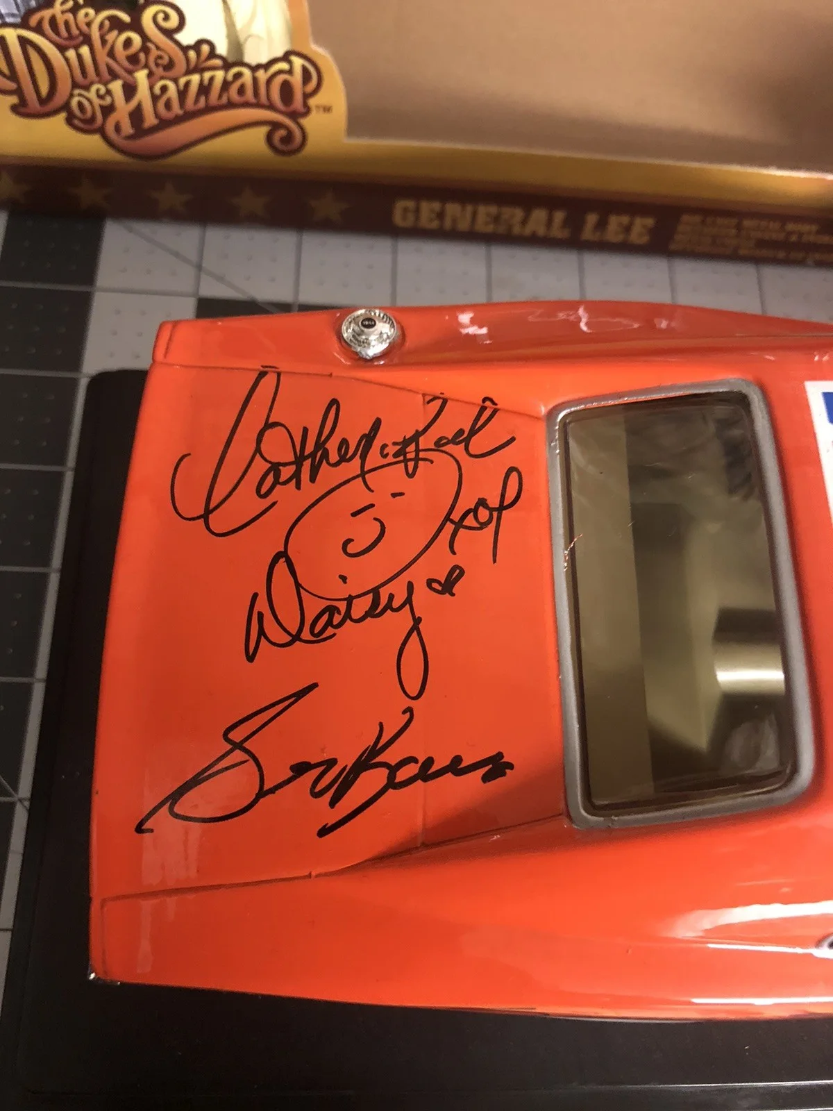 8 Cast Member Signed General Lee 1:18 By Celebrity Authentic‘s Johnny Lightning, image 5